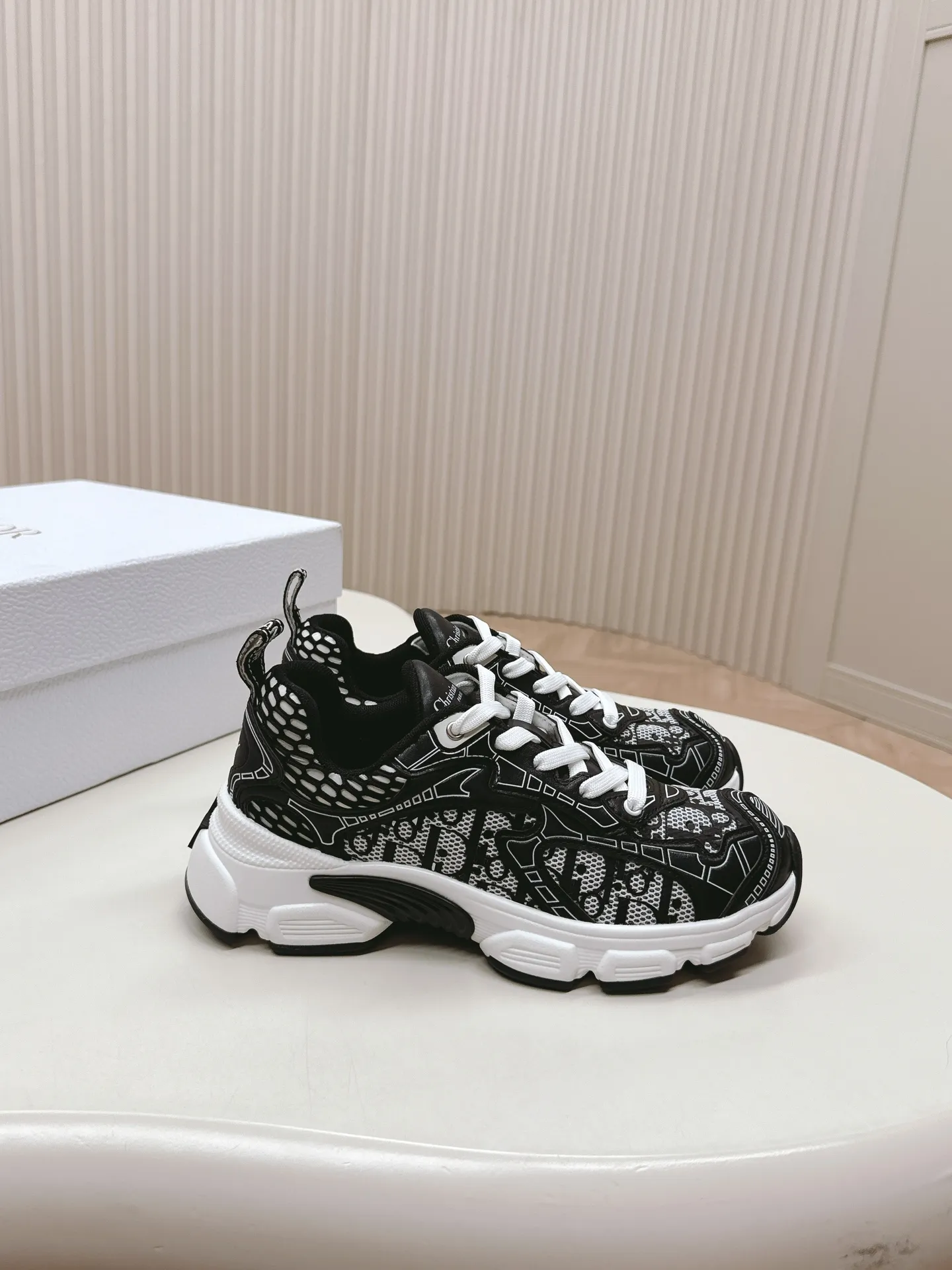 👟👟Ex-factory price 620👟👟 Hot item, star model 2024 main hot item, the newly released Dior Chrono new casual sports shoes, running shoes, dad shoes are really cool, full of futuristic feeling! Really cool! Once again interpreting Dior's concept of cool fashion, the lucky star will bless you with good luck. The new EVA sole is super light and super soft! A perfect replica of the original! Fully matched material and mold! ! 35-40